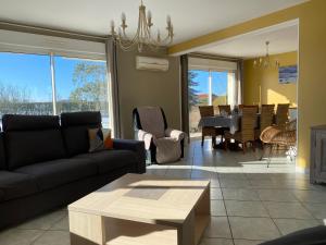 Chez Lucie et Compagnie pavillon familial avec beau jardin