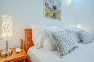 Villa Rasotica Relaxing Villa with Heated Pool, Perfect for Families