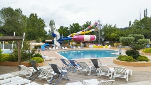 Campings Mobil Home vue sur le lac dans un camping 4 etoiles a Cadenet : photos des chambres