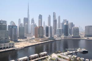 Luxurious 2BR w Waterfront and Burj Khalifa View