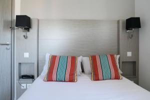 Hotels Logis Hotel & Restaurant La Villa Bleue : Chambre Double Économique