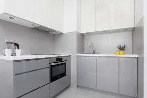 Burakowska 16 Apartament z Balkonem i Parkingiem Warszawska Wola by Noclegi Renters