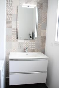 Appartements Le Freesia, a 20m de la plage, 5 min du centre-ville : photos des chambres