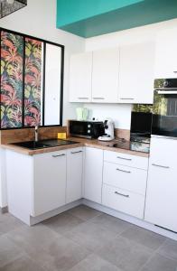 Appartements Le Freesia, a 20m de la plage, 5 min du centre-ville : Studio avec Lit Queen-Size
