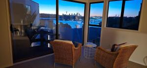 2 Bedroom home, City and Sea Views - Prázdninové domy, Auckland