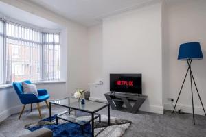 Recently renovated stylish home parking - Pass the Keys