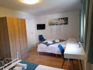 Hotels Centre Louis Ormieres : Chambre Triple - Vue sur Jardin