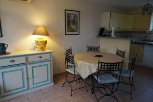 Maisons de vacances Bastide de l-Escalette, charmante Bastide pour 6 personnes avec piscine : photos des chambres