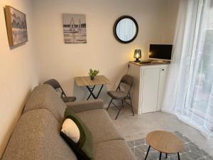 Studio indépendant, piscine & jardin en centre-ville