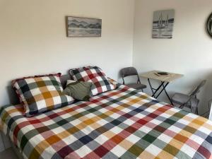 Studio indépendant, piscine & jardin en centre-ville