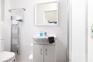 BRIGHT STUDIO ON GOLDERS GREEN ROAD