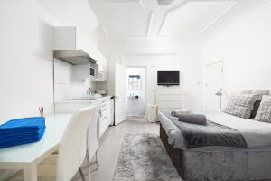 BRIGHT STUDIO ON GOLDERS GREEN ROAD