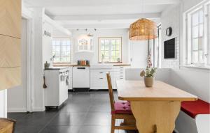 3 Bedroom Beautiful Home In Ølsted