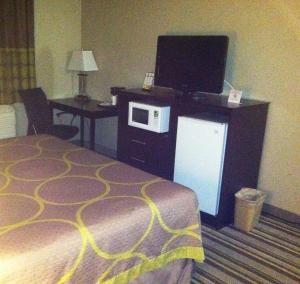 Double Room with Two Double Beds - Non-Smoking room in Super 8 by Wyndham Bridgeview/Chicago Area