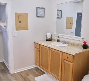 Cozy Studio - Walk to the Beach!