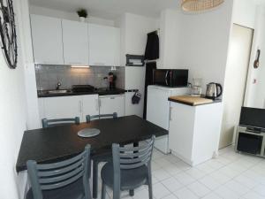 2 Pièces avec Piscine, Proche Plage et Commerces, Quartier Calme avec Parking Privé - FR-1-328-145