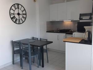 2 Pièces avec Piscine, Proche Plage et Commerces, Quartier Calme avec Parking Privé - FR-1-328-145