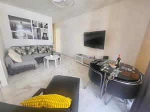 New big flat with balcony 50mts away from beach Parking Optional