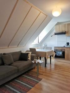 Loisirs travail, court, long séjour, idéalement situé, 2 chambres en enfilade, parking gratuit