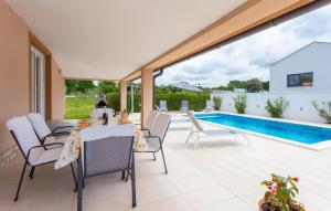 3 Bedroom Awesome Home In Fazana 
