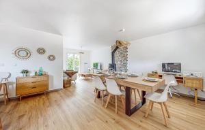 Maisons de vacances Beautiful Home In Prayssas : photos des chambres