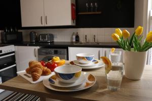 NEW LISTING SALE! Town Centre 2-Bed Spacious Apartment Train Station WIFI