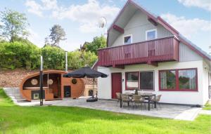Three-Bedroom Holiday home with Lake View in Kirchheim/Hessen