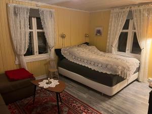 Farm stay in cozy cabin at Vestre Kinn