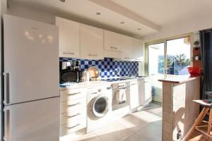 A10 - 1 BDR Heart of Juan les Pins 5 min Sea - AC & Balconies