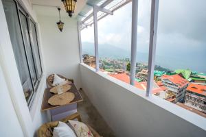 Monratino The snow roost- 10 mins walking distance from mall road- Attached balcony with Kanchenjunga Mountain View-Kitchen available