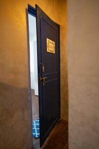 Monratino The snow roost- 10 mins walking distance from mall road- Attached balcony with Kanchenjunga Mountain View-Kitchen available