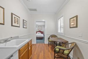 Deluxe Suite room in Coombs Inn & Suites Ascend Hotel Collection