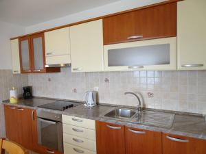 6 pax Apertment ON THE BEACH with Terrace, Sea view, Garden, Parking ensured, first floor