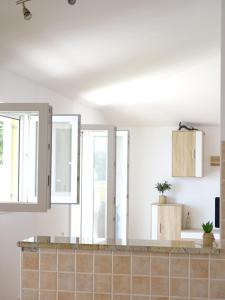 6-pax Apartment ON THE BEACH - TOP Floor, Great sea view, Parking ensured