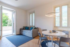 Lake View Apartment with Pool, Garden and Parking