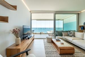 AMAZING SEA VIEWS - The Wave II, Pool and Sea View