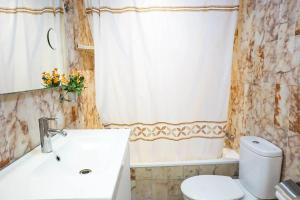 Piscina y playa en Laguna Beach Torrox