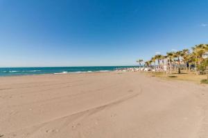 Piscina y playa en Laguna Beach Torrox