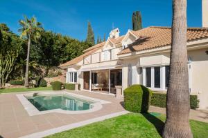 Luxury villa with sea views & terrace by REMS