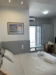 City Centre Tinos Studio with Old Port Sea View & Balcony