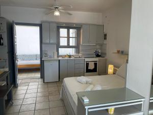 City Centre Tinos Studio with Old Port Sea View & Balcony