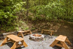 Bearadise Ridge A rustic cabin in the heart of Wears Valley just 4 miles from the GSMNP entrance