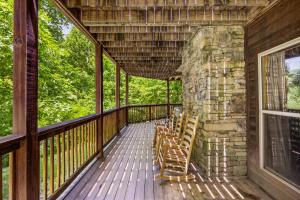 Lucky Charm is an inviting 3 bedroom retreat nestled in the woods minutes from the Pkwy!