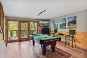 The Adventure Lodge Located in Black Bear Falls Resort with 3 King Suites!