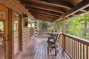 The Adventure Lodge Located in Black Bear Falls Resort with 3 King Suites!