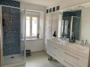 Appartements Les Rives du Chateau, 90m2, vue sur le canal : photos des chambres