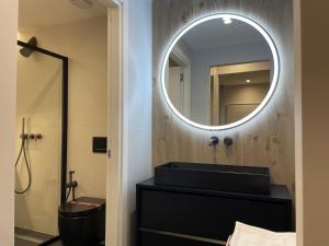 Superior 1BR Apartment - Fully Renovated & Equipped - Prime Centre location - Garibaldi#2 - Parking