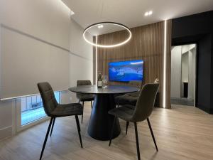 Superior 1BR Apartment - Fully Renovated & Equipped - Prime Centre location - Garibaldi#2 - Parking