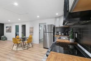 Comfy 2 bedroom w Free Parking