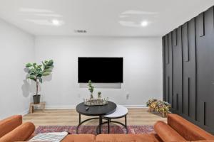 Comfy 2 bedroom w Free Parking